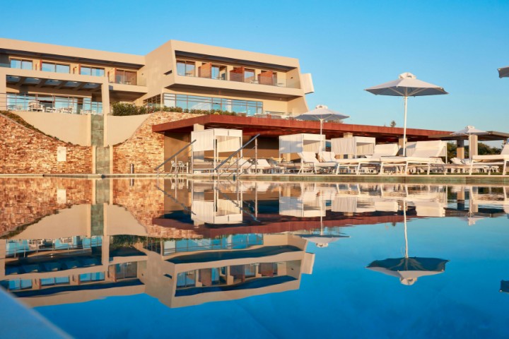 Hotel cu piscină