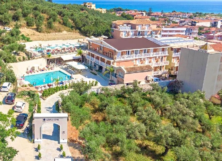 Hotel cu piscină ?i împrejurimi