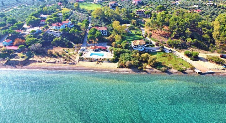 Hotel ?i împrejurimi