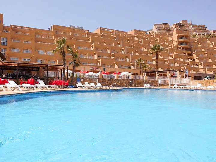 Hotel cu piscină