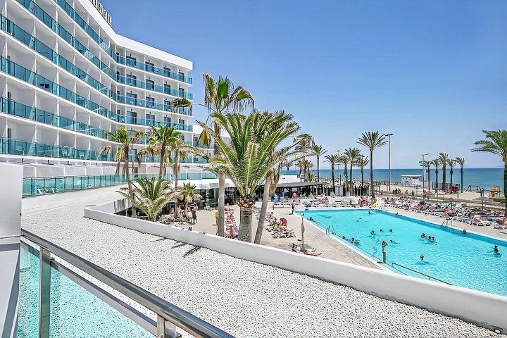 Hotel cu piscină