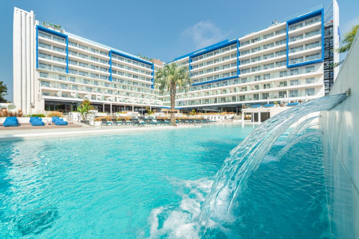 Hotel cu piscină
