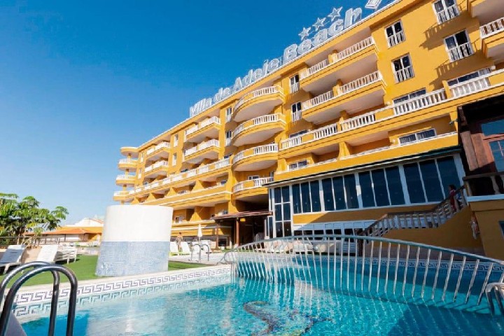 Hotel cu piscină