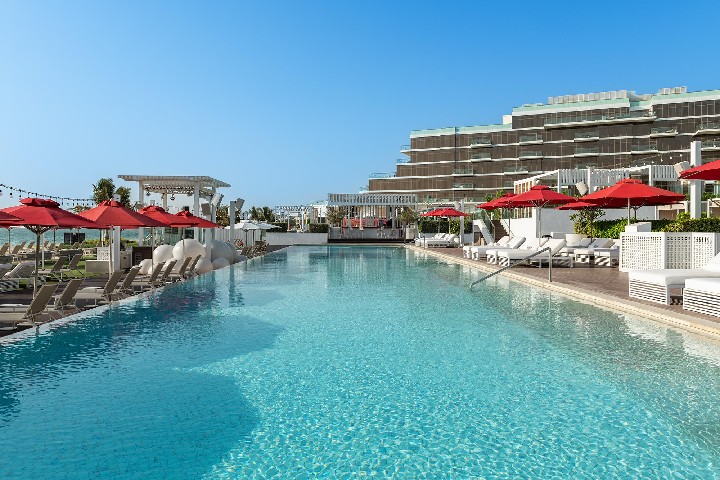 Hotel ?i piscină