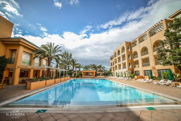 Hotel cu piscină