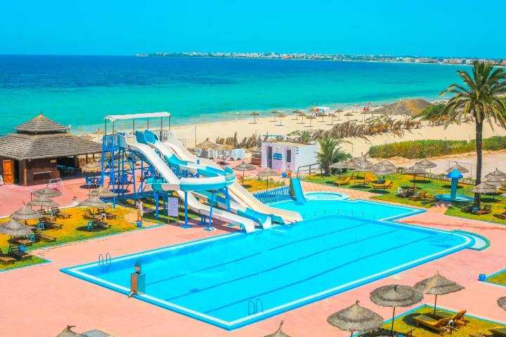 Vedere la piscină ?i plajă
