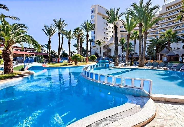 Piscină