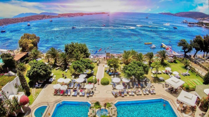 Vedere la piscină ?i plajă