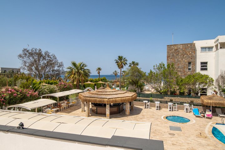 Bar langa piscina 