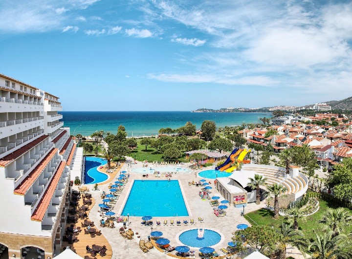 Hotel cu piscină