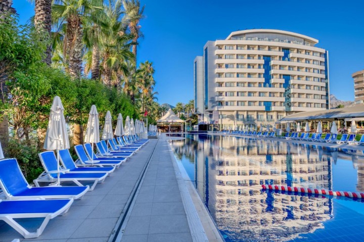 Hotel ?i piscină