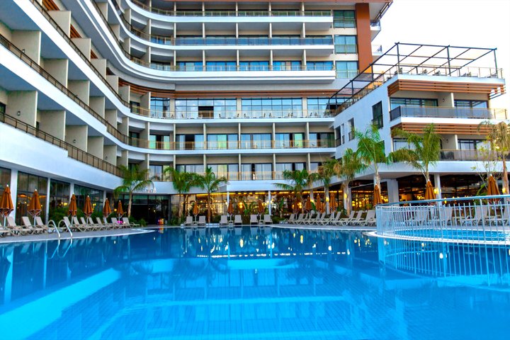 Piscină
