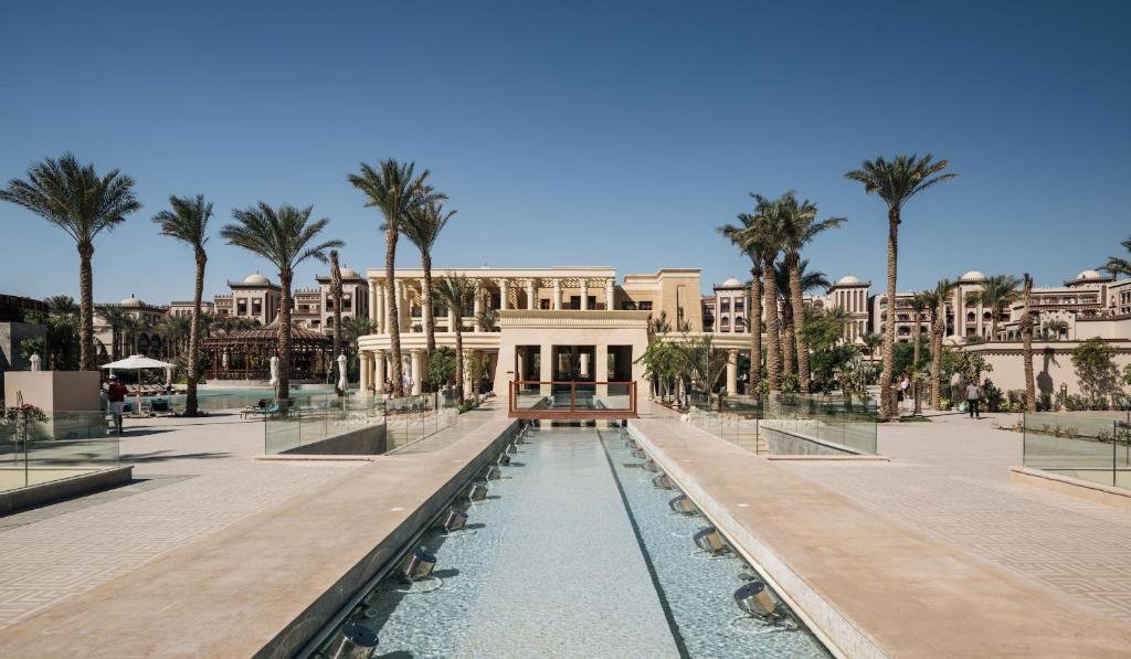 Hotel Al Kasr Sahl Hasheesh 5 stele, arhitectură orientală și alee centrală cu luciu de apă